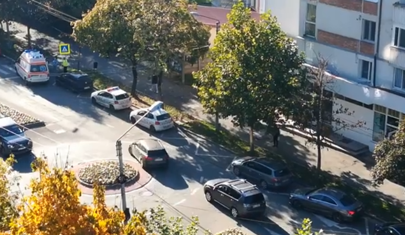 VIDEO: Doi copii, loviți de o mașină în timp ce traversau strada VIDEO: Doi copii, loviți de o mașină în timp ce traversau strada