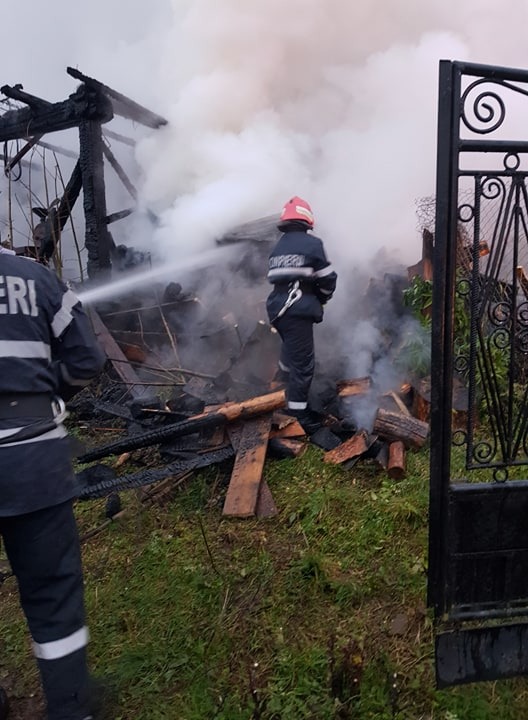 FOTO: Incendiu la Ilva Mare. Arde o hală și flăcările s-au extins și la alte anexe gospodărești FOTO: Incendiu la Ilva Mare. Arde o hală și flăcările s-au extins și la alte anexe gospodărești