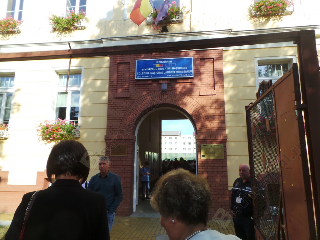 Rostul de dimineață: Pandemie. Panică. Incertitudine… Și un licăr de speranță, la Colegiul „Andrei Mureșanu” Rostul de dimineață: Pandemie. Panică. Incertitudine… Și un licăr de speranță, la Colegiul „Andrei Mureșanu”