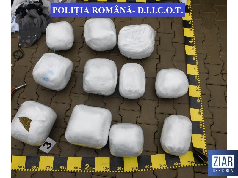 FOTO/VIDEO: Un bărbat din Leșu a fost prins cu 17 kg de droguri în bagaj FOTO/VIDEO: Un bărbat din Leșu a fost prins cu 17 kg de droguri în bagaj