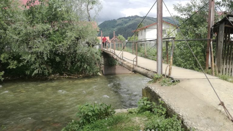 Rodna: Bătrân căzut în apă