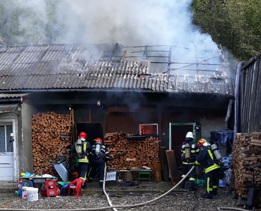 FOTO/VIDEO: Incendiu într-o gospodărie din Bistrița