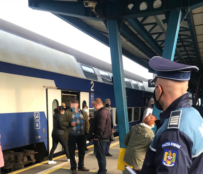 Controale în trenurile de călători pentru limitarea răspândirii infecțiilor cu noul coronavirus Controale în trenurile de călători pentru limitarea răspândirii infecțiilor cu noul coronavirus