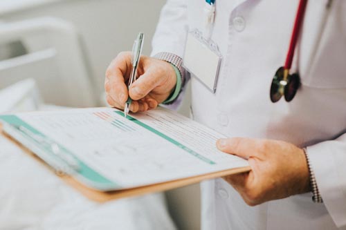 Guvernul a decis: Pacienţii asimptomatici sau cu forme uşoare de COVID-19 vor putea fi monitorizaţi de medicii de familie Guvernul a decis: Pacienţii asimptomatici sau cu forme uşoare de COVID-19 vor putea fi monitorizaţi de medicii de familie