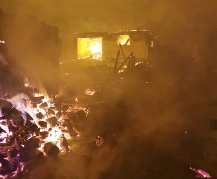 Patru familii din Șieuț au nevoie de ajutor după ce le-au ars casele. Parohia Ortodoxă din localitate a deschis un cont de donații