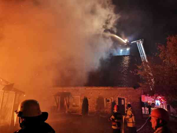 O anexă și un garaj dintr-o gospodărie din Livezile, mistuite de un incendiu puternic O anexă și un garaj dintr-o gospodărie din Livezile, mistuite de un incendiu puternic