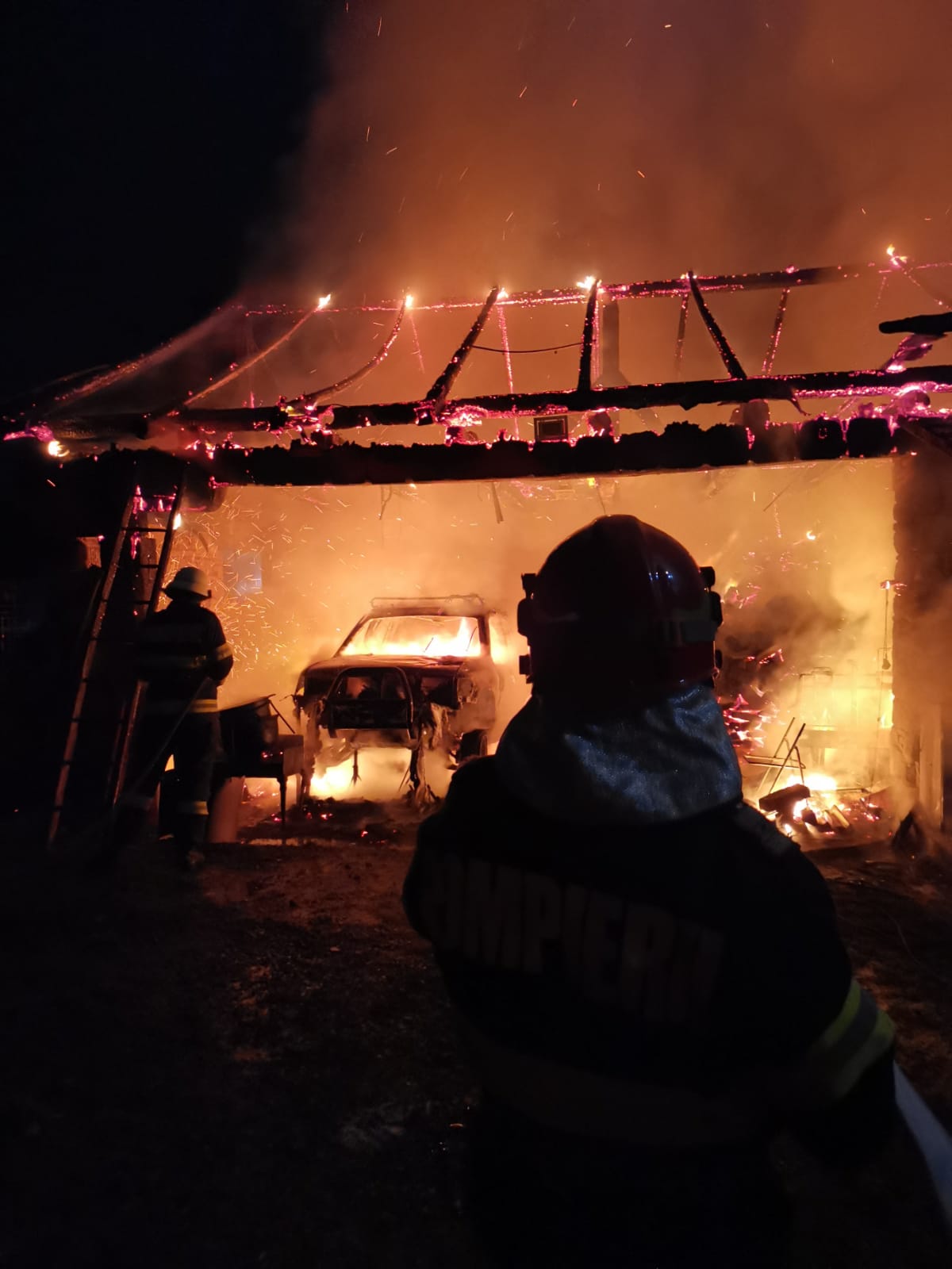 FOTO: Incendiu devastator în Livezile! I-a ars mașina în garaj!
