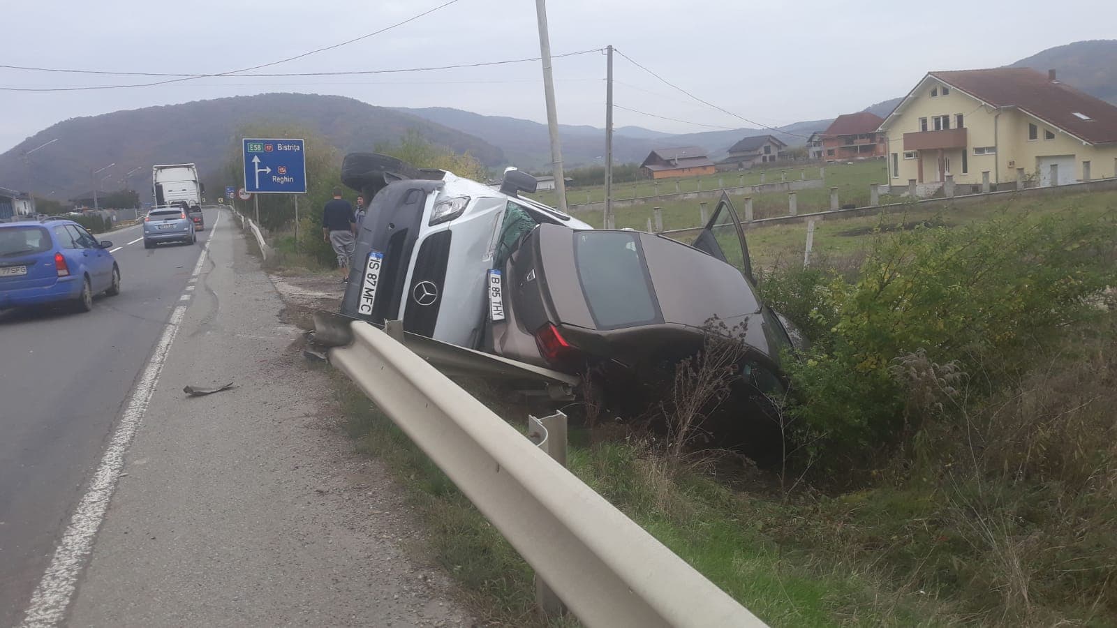 FOTO Crainimăt: Două mașini ajunse în afara carosabilului, după o depășire neregulamentară