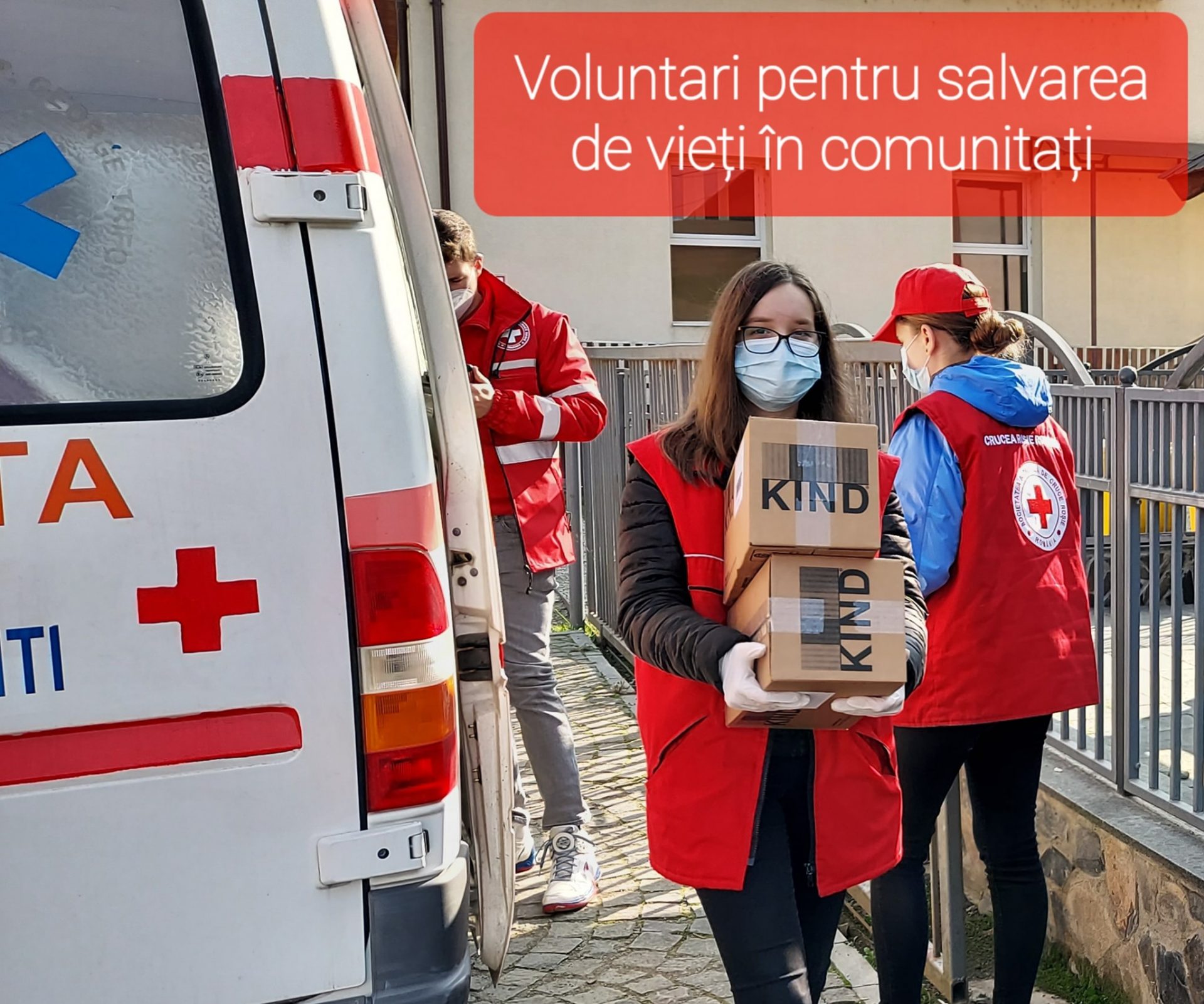 FOTO: Dulciuri și produse sanitare pentru elevii de pe Valea Ilvelor