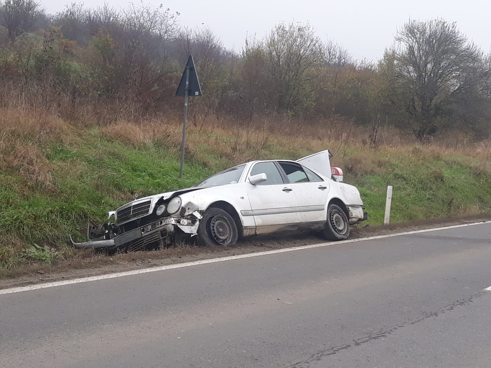 FOTO: N-are nici măcar buletin, dar a ieșit la plimbare cu mașina și a avariat-o!