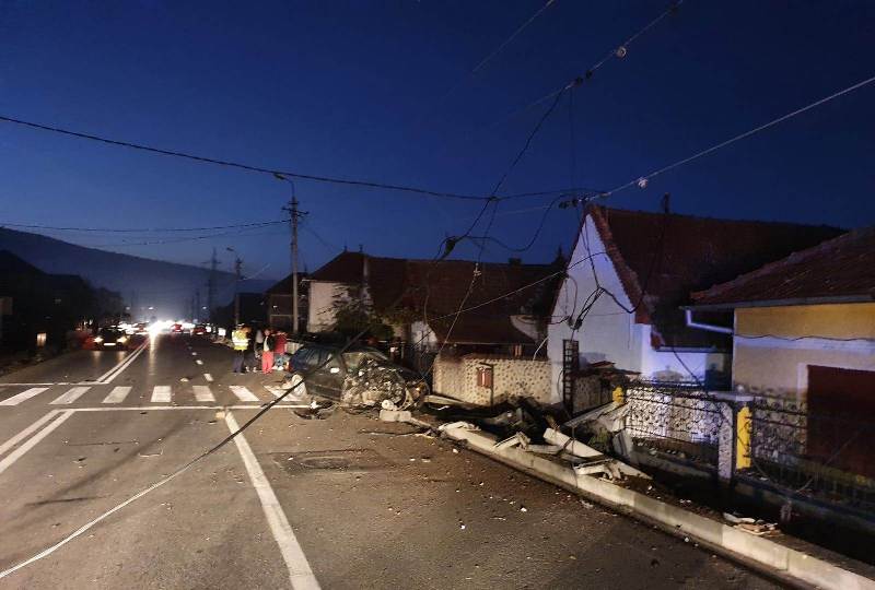 FOTO: Rupt de beat și cu permisul suspendat, un bărbat din Bistrița-Năsăud a provocat un accident rutier în județul Alba. Acesta a fost reținut FOTO: Rupt de beat și cu permisul suspendat, un bărbat din Bistrița-Năsăud a provocat un accident rutier în județul Alba. Acesta a fost reținut