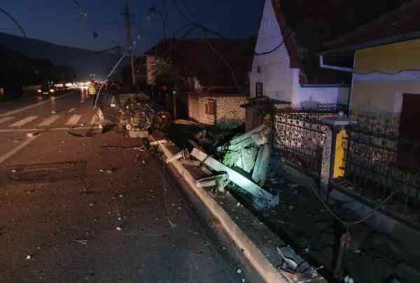 FOTO: Șofer din BN, reținut de polițiștii din județul Alba. S-a urcat la volan beat și cu permisul suspendat și s-a izbit de un stâlp de electricitate FOTO: Șofer din BN, reținut de polițiștii din județul Alba. S-a urcat la volan beat și cu permisul suspendat și s-a izbit de un stâlp de electricitate