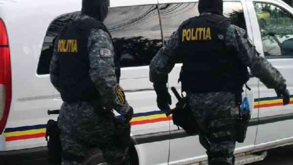 Percheziții în BN și Arad, pentru destructurarea unei grupări specializate în trafic de persoane. O minoră din BN, printre victime Percheziții în BN și Arad, pentru destructurarea unei grupări specializate în trafic de persoane. O minoră din BN, printre victime