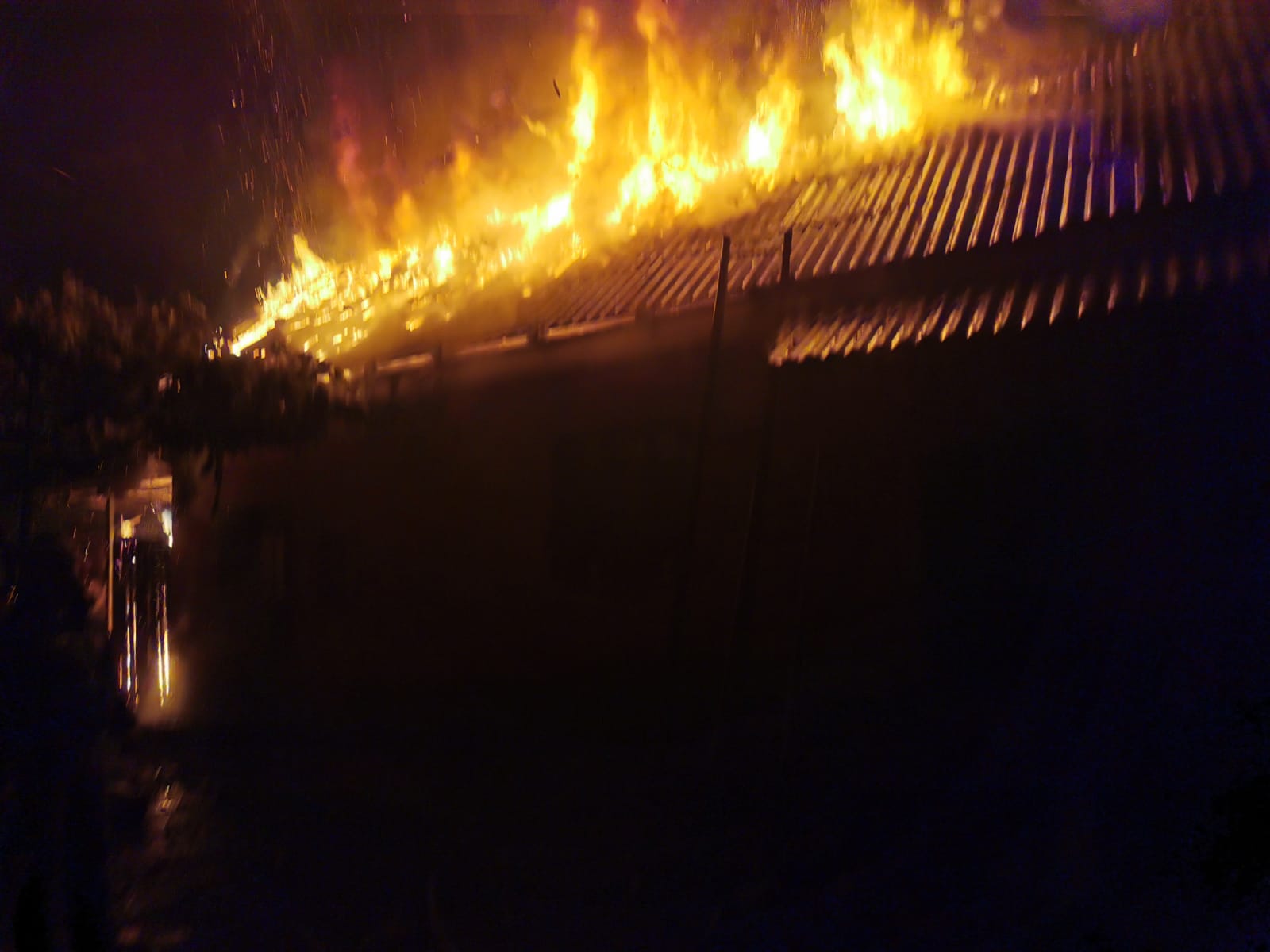 FOTO: O instalație improvizată a dus la un incendiu puternic în Mititei FOTO: O instalație improvizată a dus la un incendiu puternic în Mititei