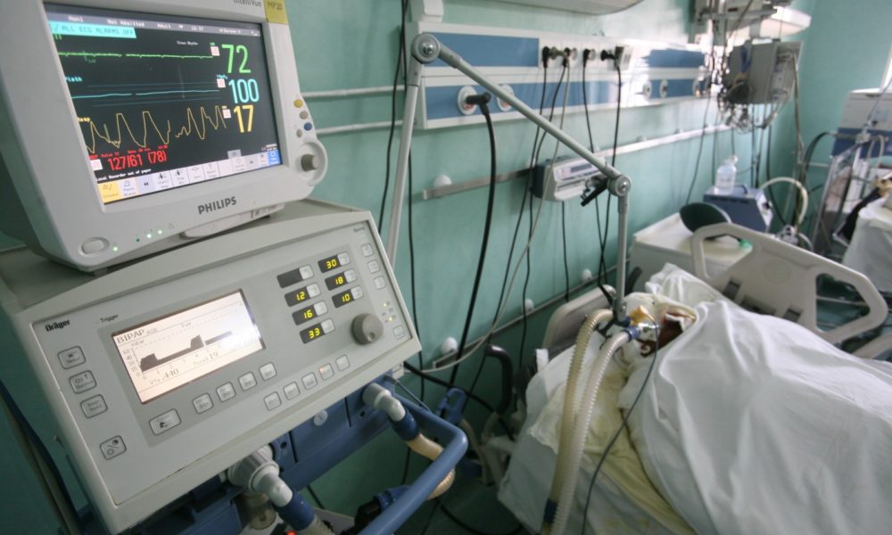Lipsa personalului specializat împiedică Spitalul Județean să suplimenteze locurile la ATI pentru pacienții Covid