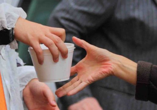 Peste 5000 de carduri pentru mese calde au fost distribuite în Bistrița-Năsăud pentru persoane defavorizate
