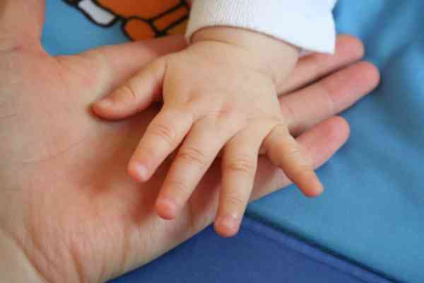 Dosar penal pentru o femeie din Beclean care ar fi obținut în mod ilegal indemnizația de creștere a copilului