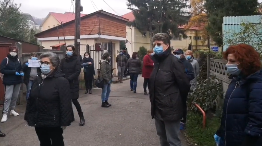 Nemulțumiți că nu și-au primit salariile, angajații Centrului pentru Protecția Copilului Bistrița au protestat (FOTO)