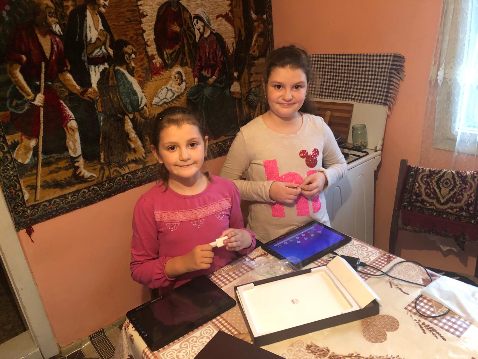 Antonia și Florina, micuțele rămase orfane de ambii părinți, în 2016, au primit prima tabletă de la elevii CNAM Antonia și Florina, micuțele rămase orfane de ambii părinți, în 2016, au primit prima tabletă de la elevii CNAM
