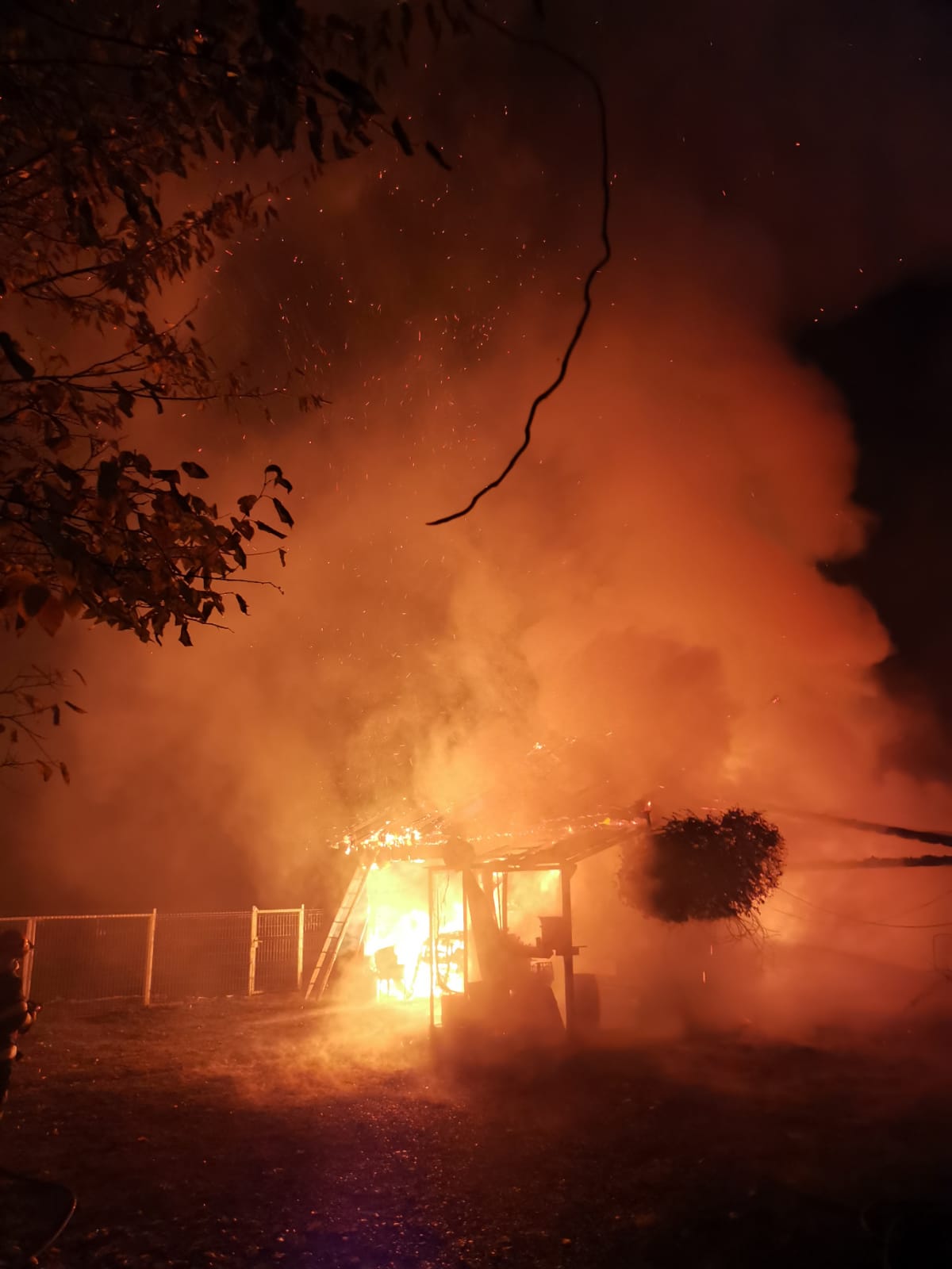 Bărbat din Vermeș, reținut de polițiști după ce ar fi incendiat casa unui consătean Bărbat din Vermeș, reținut de polițiști după ce ar fi incendiat casa unui consătean