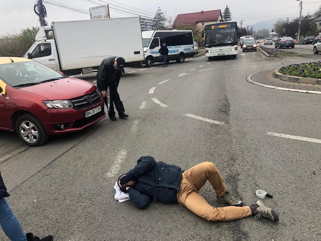 FOTO: Biciclist lovit de un taxi în sensul de la Kauflandul de jos