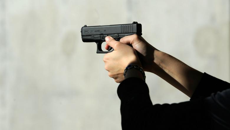 Un bistrițean a intrat cu un pistol într-un bar din Oradea! Polițiștii bihoreni îl vor după gratii