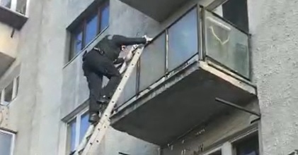 VIDEO: Intervenție la înălțime a polițiștilor, după ce o femeie a spart cu toporul ușa vecinei sale VIDEO: Intervenție la înălțime a polițiștilor, după ce o femeie a spart cu toporul ușa vecinei sale