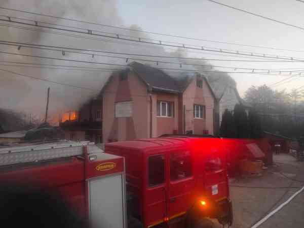 FOTO: Incendiu în Ilva Mică; flăcările au cuprins două case FOTO: Incendiu în Ilva Mică; flăcările au cuprins două case
