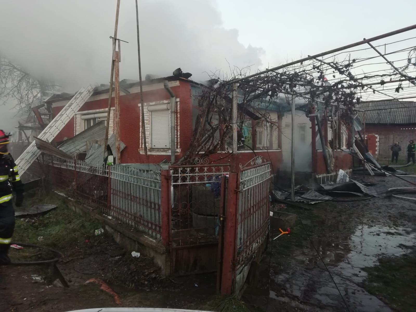 FOTO/VIDEO: Trei copilași au rămas fără un acoperiș deasupra capului după ce casa le-a fost cuprinsă de flăcări