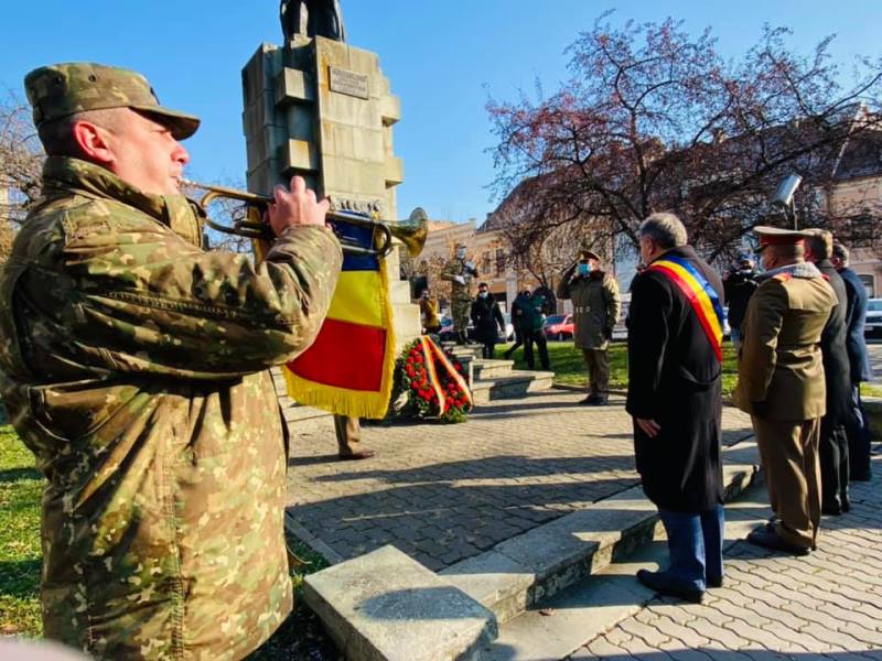 Ceremonie restrânsă de Ziua Națională a României, organizată în Piața Centrală din Bistrița (FOTO)
