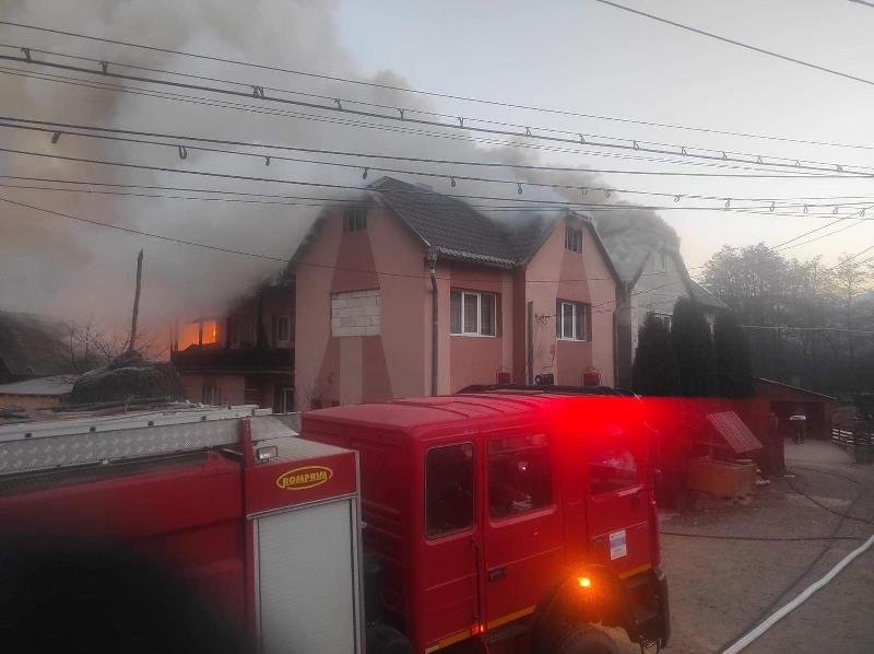 Incendiu care a cuprins două case din Ilva Mică, stins de pompieri după două ore de intervenție (FOTO) Incendiu care a cuprins două case din Ilva Mică, stins de pompieri după două ore de intervenție (FOTO)