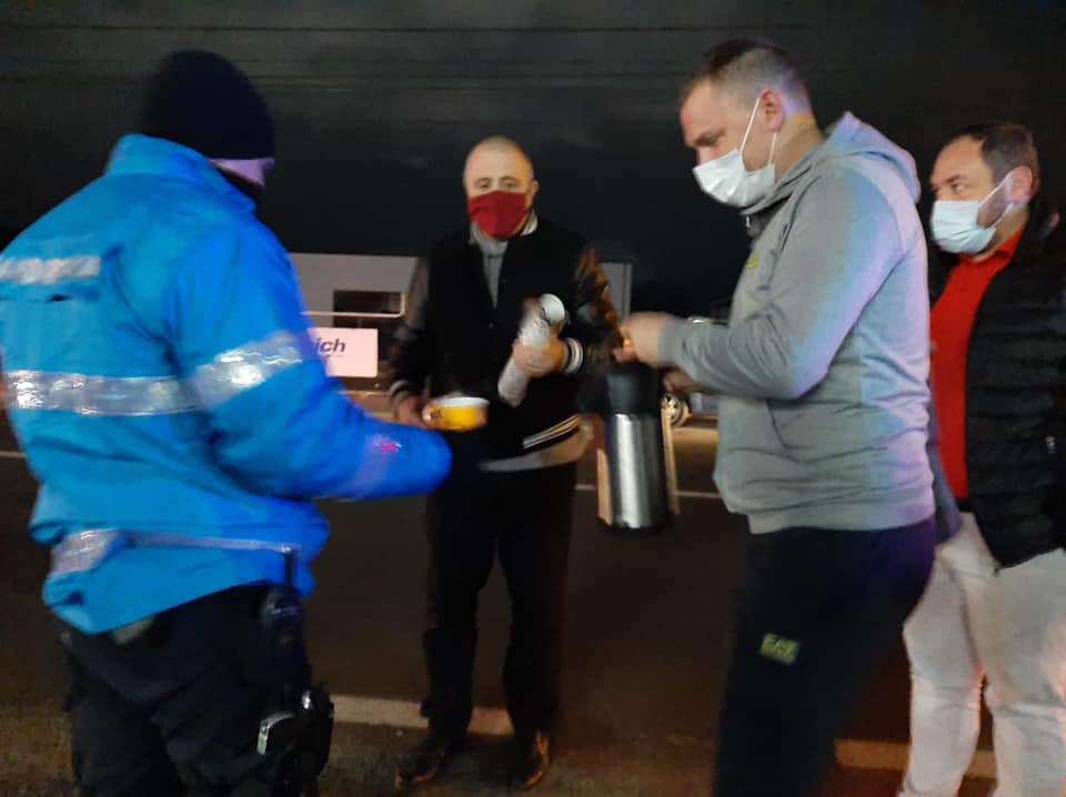 FRUMOS: Ceai și cafea pentru oamenii legii, în miez de noapte FRUMOS: Ceai și cafea pentru oamenii legii, în miez de noapte