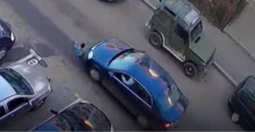 VIDEO: O șoferiță a lovit cu mașina un copil, în Subcetate. Reacția incredibilă a femeii: VIDEO: O șoferiță a lovit cu mașina un copil, în Subcetate. Reacția incredibilă a femeii: