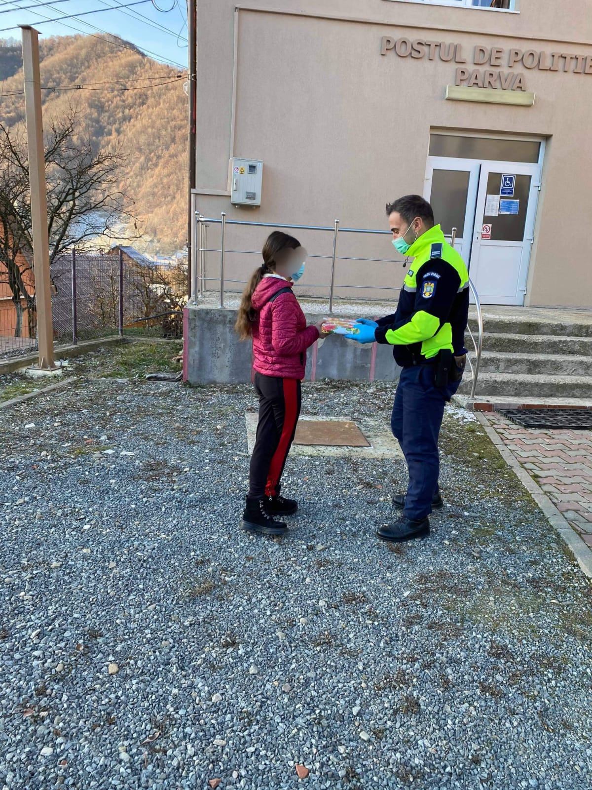 FRUMOS: Șeful postului de poliție Parva a cadorisit 16 copii nevoiași cu tablete