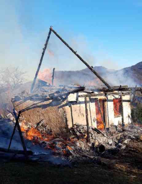 O bătrânică a ars de vie într-un incendiu care a cuprins o casă din Dealul Ștefăniței
