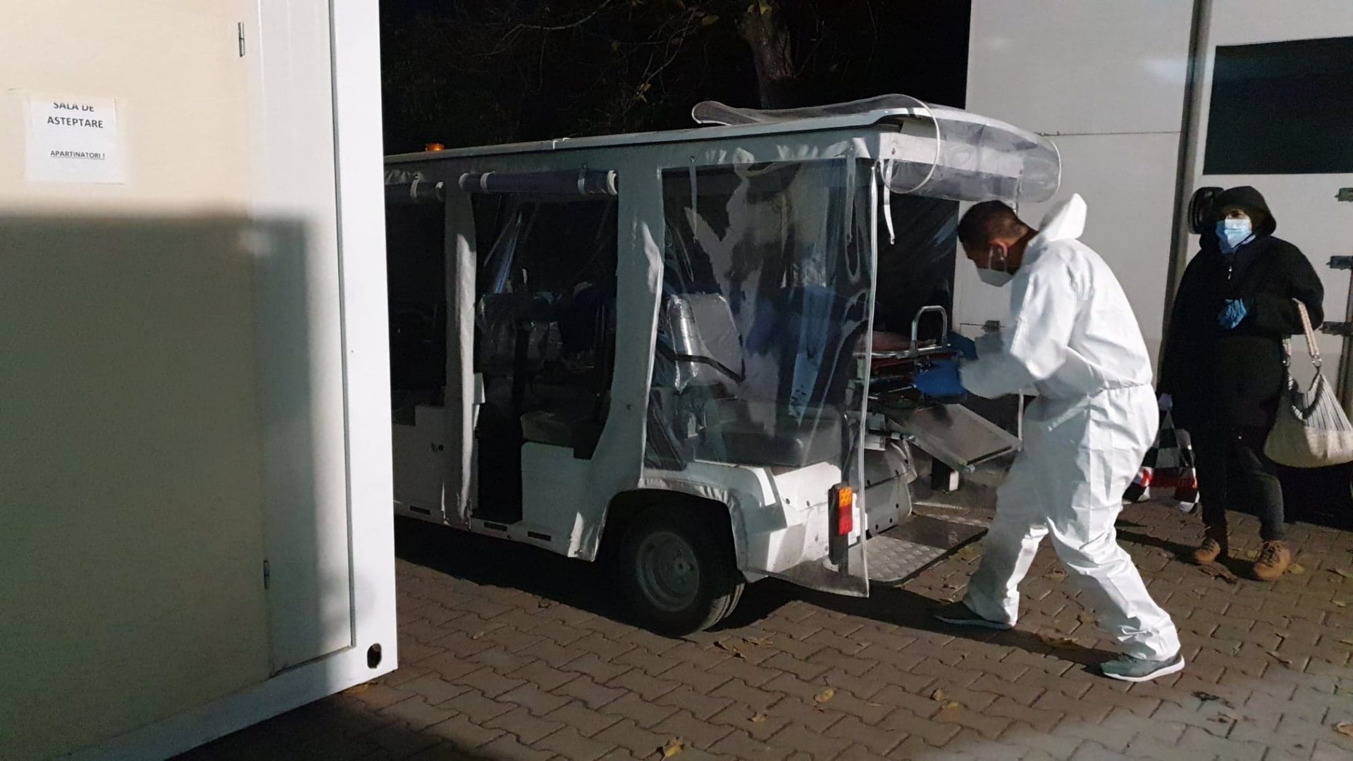 A ars mașinuța de transport pacienți a Spitalului Județean de Urgență Bistrița A ars mașinuța de transport pacienți a Spitalului Județean de Urgență Bistrița