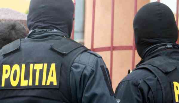 Un tânăr din Rodna și-a amenințat familia cu toporul! Vezi cine l-a imobilizat