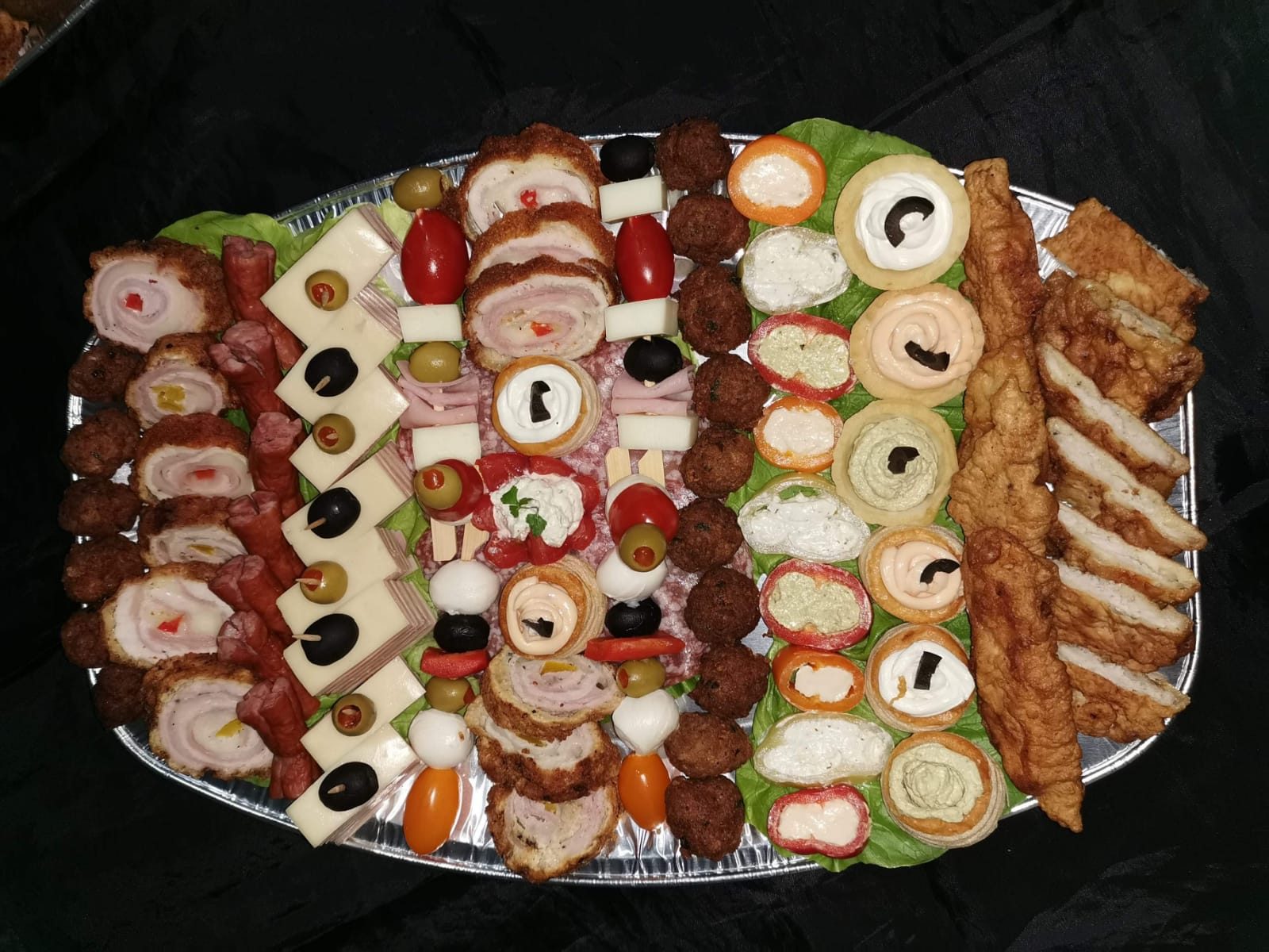 Masa de Crăciun e pregătită anul acesta de cei de la Fast Food Bun de tot: Platouri bogate, sarmale și lasagna!