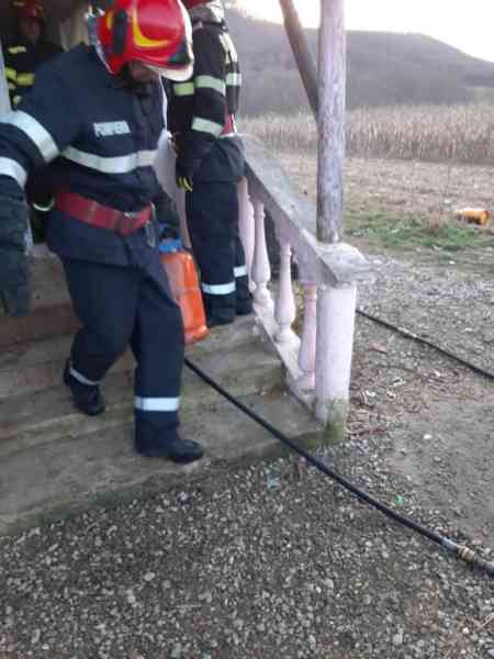 FOTO: Casă din Dobric, afectată de un incendiu! Pompierii au evacuat două butelii de gaz FOTO: Casă din Dobric, afectată de un incendiu! Pompierii au evacuat două butelii de gaz