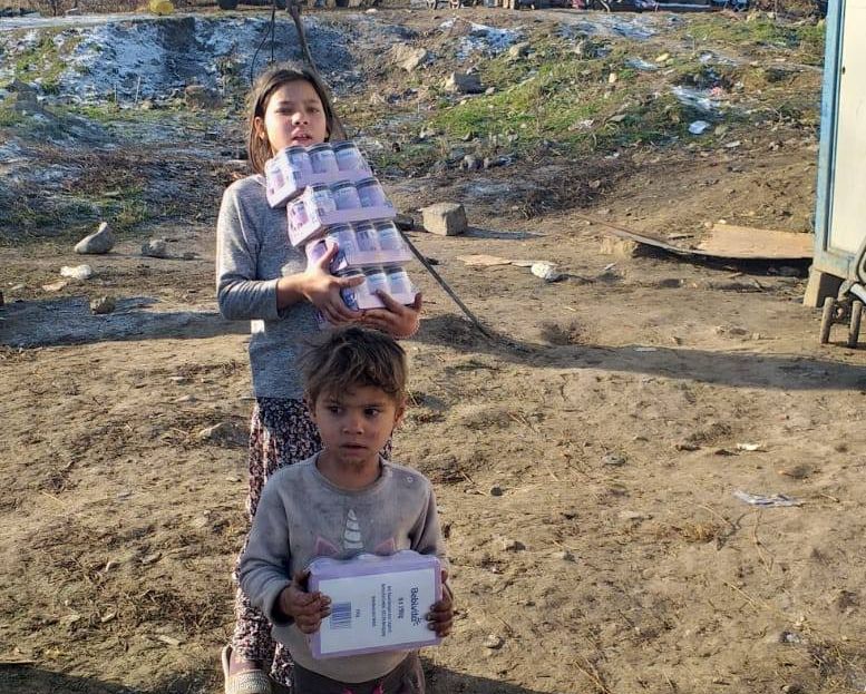 Peste 1900 de borcane cu alimente, distribuite de Clubul Lions unor copii din familii defavorizate din Bistrița-Năsăud