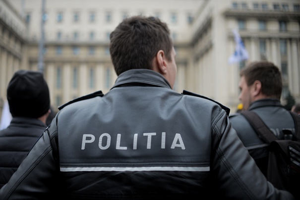 URMENIȘ: Doi minori luați pe sus de polițiști! CE au făcut: URMENIȘ: Doi minori luați pe sus de polițiști! CE au făcut: