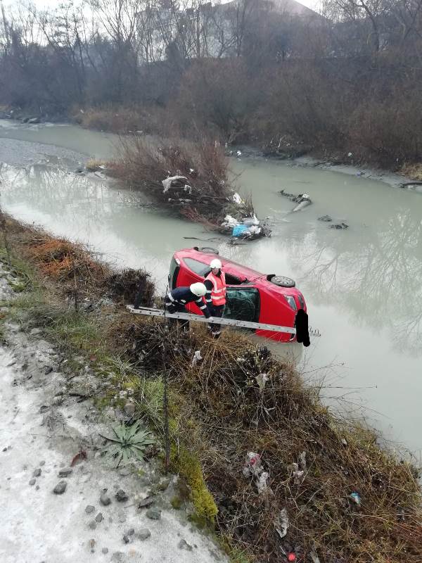 Accident în zona Codrișor din Bistrița; o mașină s-a răsturnat în albia râului Bistrița (FOTO)