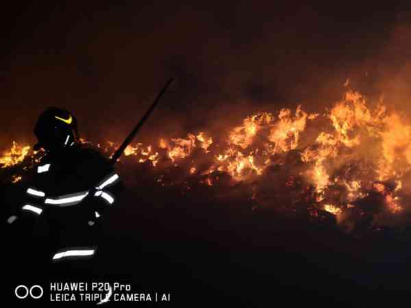 FOTO: Incendiu devastator în Silivașu de Câmpie! Mii de baloți de lucernă au ars