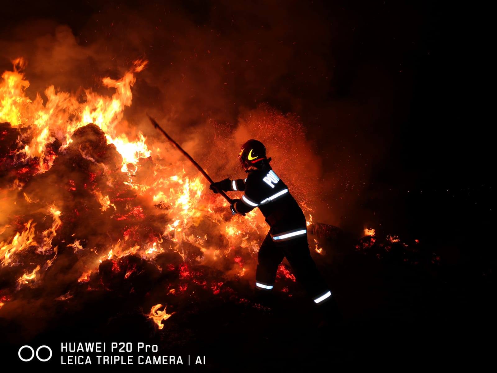 FOTO: Patru ore s-au luptat azi-noapte pompierii din Mureș cu flăcările în Silivașu de Câmpie