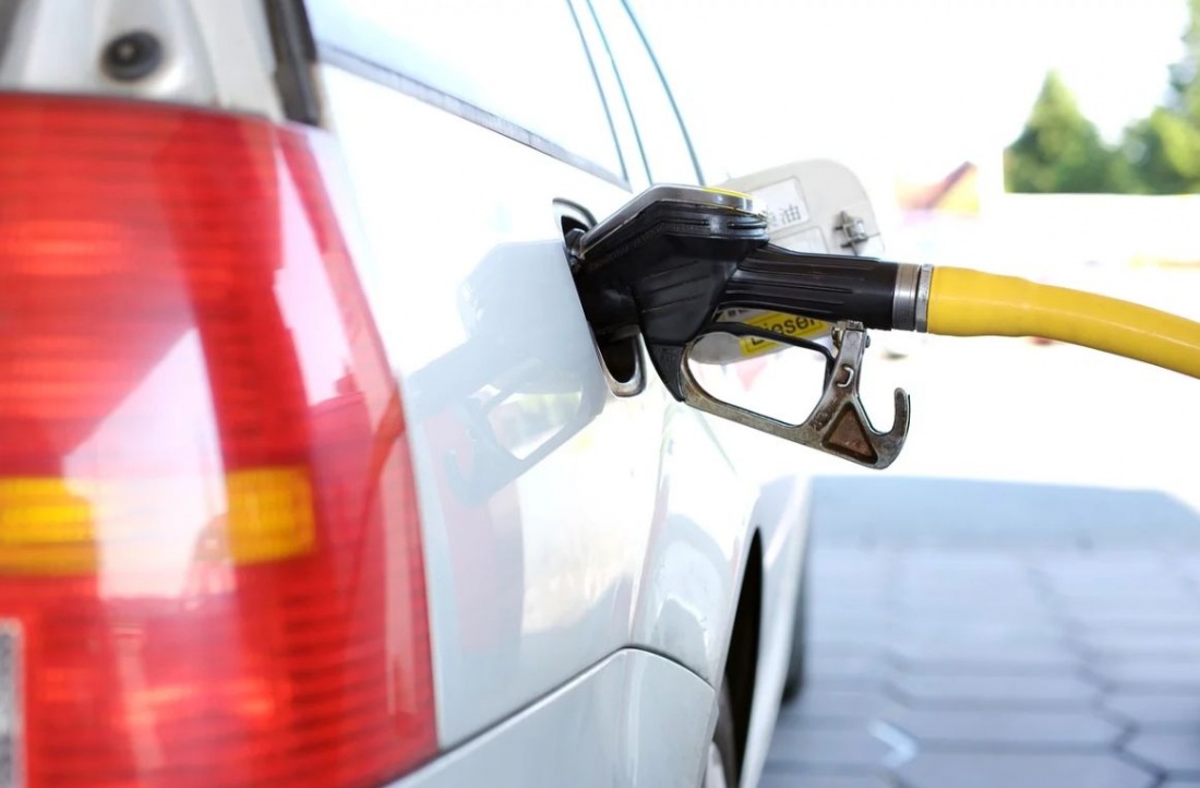 Alimentarea mașinilor cu carburant- motivul invocat de bistrițenii ieșiți la plimbări nocturne
