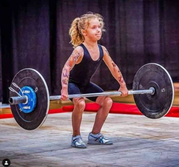Are 7 ani și ridică 80 de kg. Fetița care a stârnit controverse Are 7 ani și ridică 80 de kg. Fetița care a stârnit controverse
