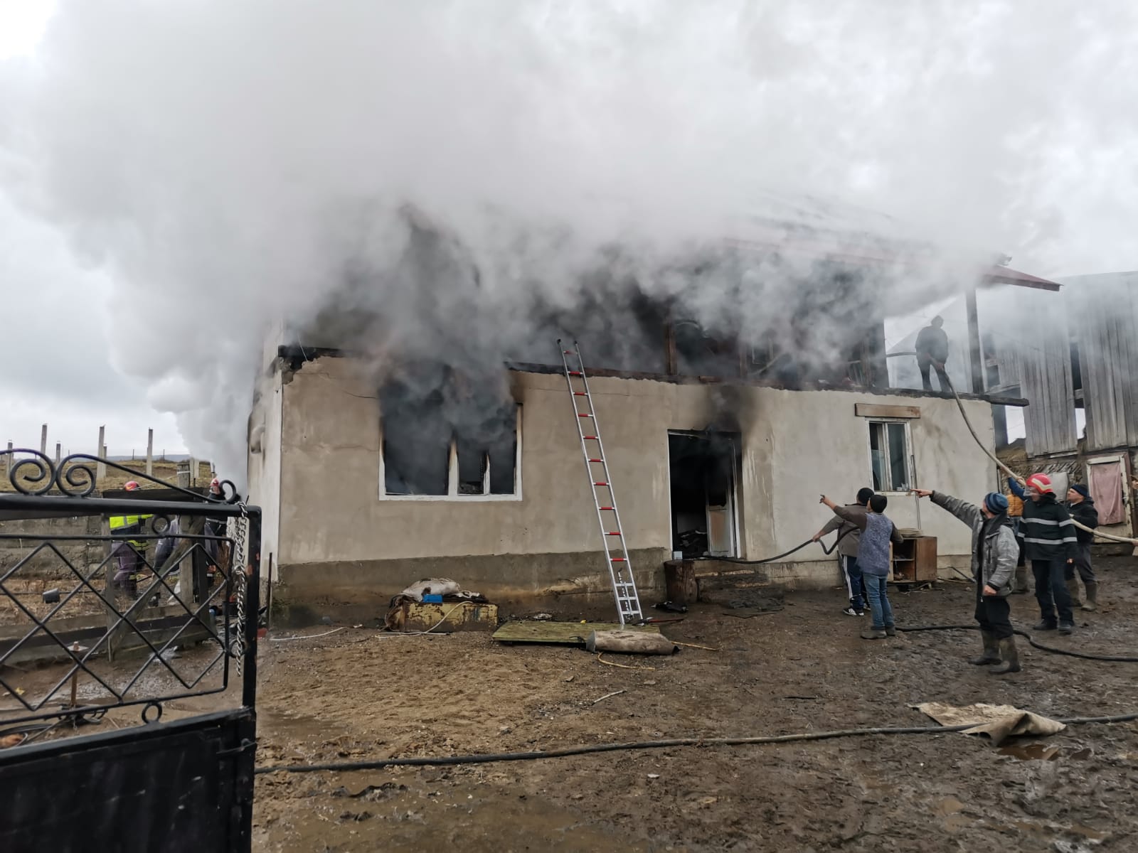 FOTO: Casa unei familii din Târlișua, cuprinsă de un puternic incendiu FOTO: Casa unei familii din Târlișua, cuprinsă de un puternic incendiu