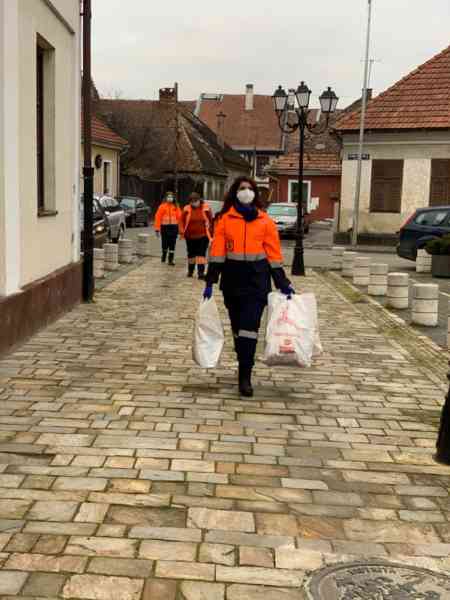 Angajații Serviciului de Ambulanță au dus cadouri la copiii și vârstnicii din două centre din Bistrița Angajații Serviciului de Ambulanță au dus cadouri la copiii și vârstnicii din două centre din Bistrița