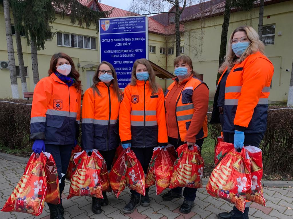 Și-au dat jos hainele de salvatori și s-au îmbrăcat în ajutoarele Moșului pentru copii și bunici Și-au dat jos hainele de salvatori și s-au îmbrăcat în ajutoarele Moșului pentru copii și bunici