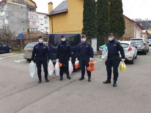 Jandarmii bistrițeni, mesagerii lui Moș Crăciun pentru trei familii aflate în impas